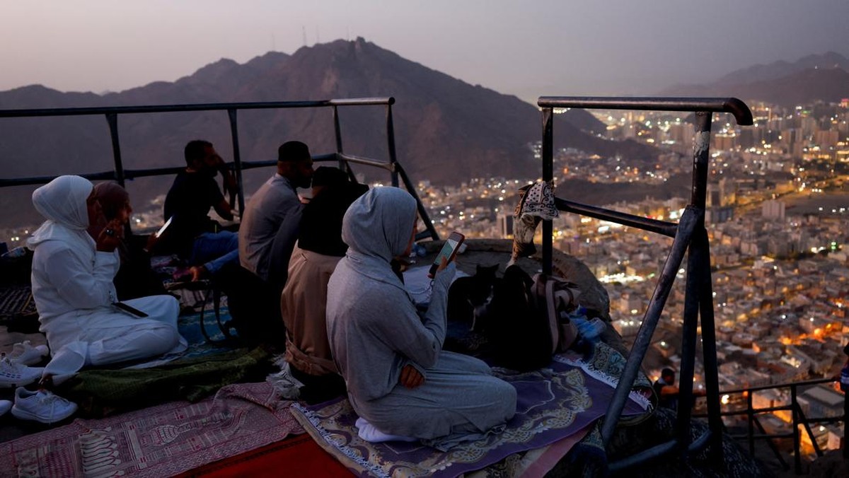 Muslim pilgrims pray at Mount Al-Noor, where Muslims believe Prophet Mohammad received the first words of the Koran through Gabriel in the Hira cave, ahead of the annual hajj pilgrimage, in the holy city of Mecca, Saudi Arabia, May 21, 2026. REUTERS/