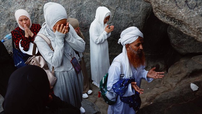 FOTO: Lantunan Doa di Jabal Nur
