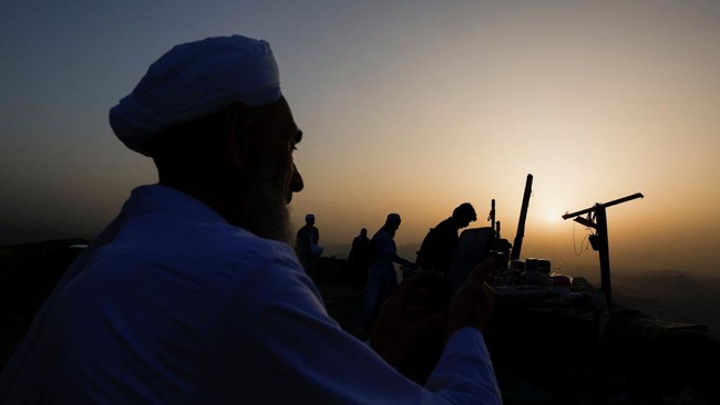 A Muslim pilgrim prays at Mount Al-Noor, where Muslims believe Prophet Mohammad received the first words of the Koran through Gabriel in the Hira cave, ahead of the annual hajj pilgrimage, in the holy city of Mecca, Saudi Arabia, May 21, 2026. REUTER