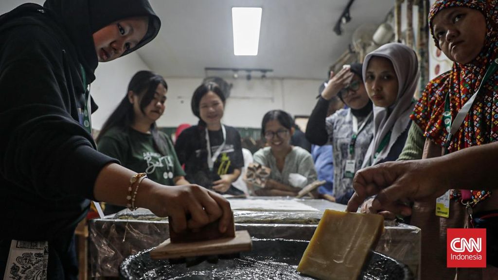 FOTO: Lestarikan Wastra dengan Inklusivitas