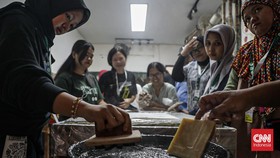 Sejumlah peserta mengikuti pelatihan membatik di Rumah Batik Palbatu, Tebet, Jakarta Selatan, Kamis (21/5/2026). (CNN Indonesia/Febria Adha L)