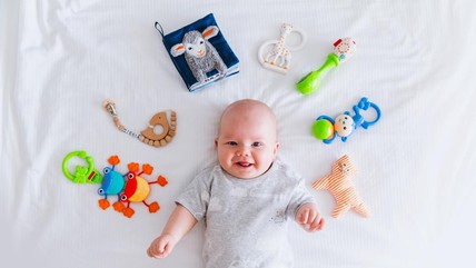 10 Mainan Bayi 3 Bulan untuk Melatih Sensorik & Motorik