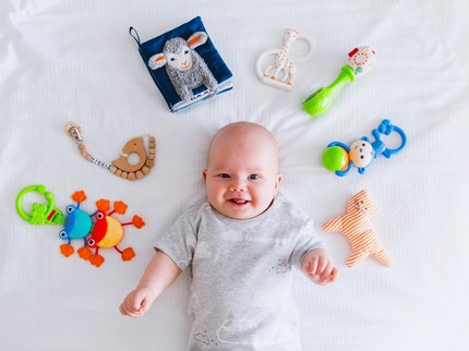 10 Mainan Bayi 3 Bulan untuk Melatih Sensorik & Motorik