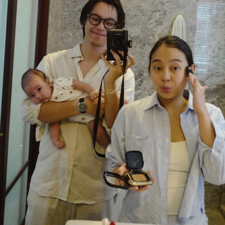 <p>Menurut Brandon, dukungan kecil dari seorang suami juga sangat berarti. Seperti yang terlihat dalam potret ini, ia selalu mendampingi sang istri, bahkan disaat Dhika sedang makeup, Brandon pun ikut menjaga sang bayi, Bunda. (Foto: Instagram @brandonsalim)</p>