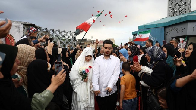 Upacara diikuti ratusan pasangan dan digelar di alun-alun besar Teheran, termasuk lebih dari 100 pasangan. (Majid Asgaripour/WANA via REUTERS)