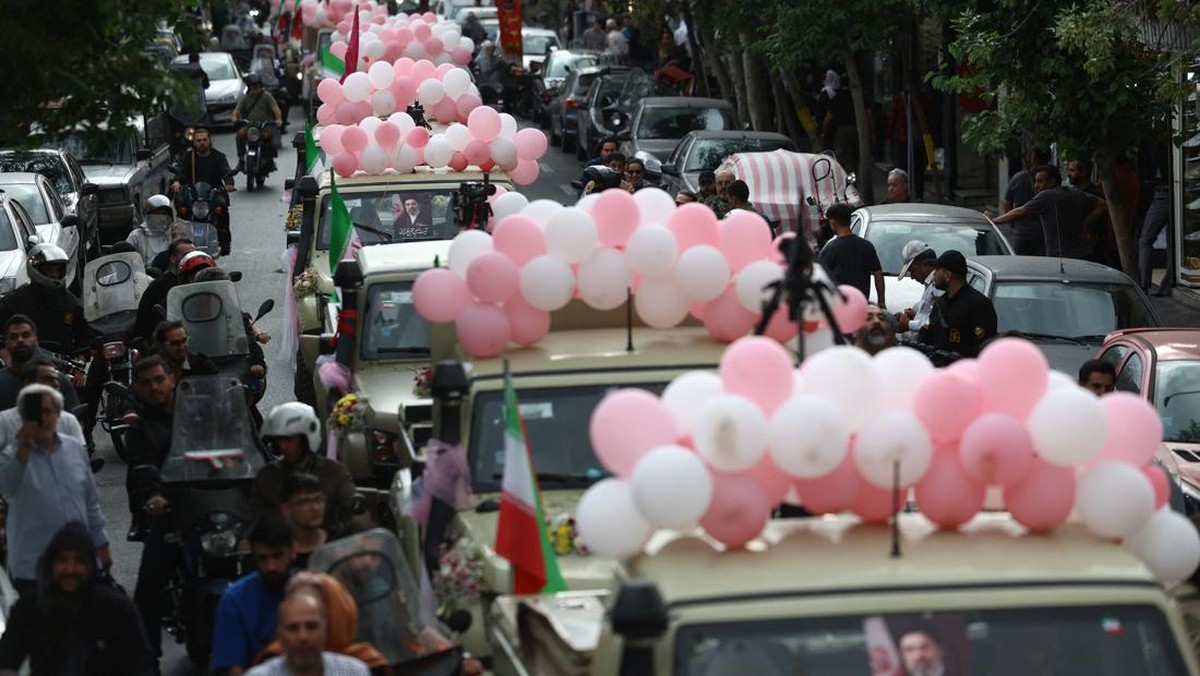 Pemerintah Iran menggelar pernikahan massal bagi pasangan yang mendaftarkan diri dalam program dukungan perang. (Majid Asgaripour/WANA via REUTERS)