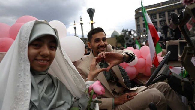 Peserta mendaftarkan diri dalam program 'pengorbanan diri' atau janfada dalam bahasa Persia. (Majid Asgaripour/WANA via REUTERS)