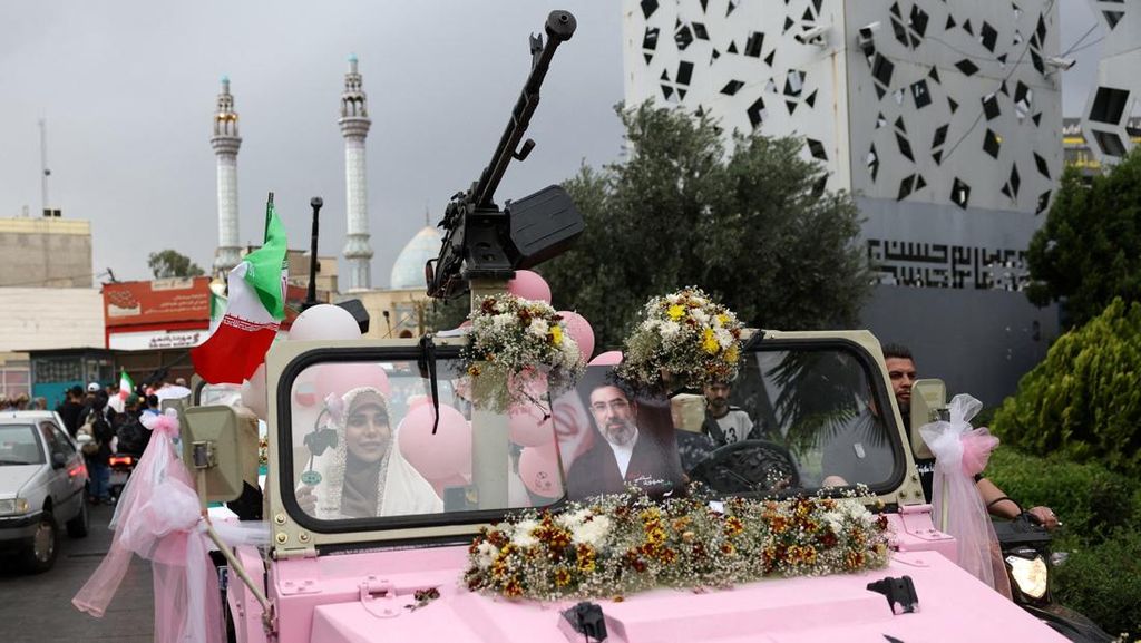 FOTO: Nikah Massal Pasangan yang Siap Berkorban dalam Perang di Iran