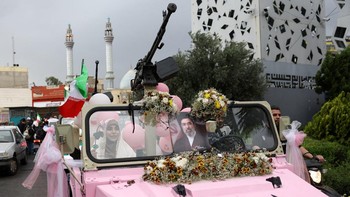 Pemerintah Iran mengadakan pernikahan massal di ibu kota Teheran pada Senin (18/5). (Majid Asgaripour/WANA (West Asia News Agency) via REUTERS)