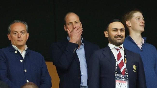 Pangeran William turut larut dalam euforia kesuksesan Aston Villa jadi juara Liga Europa musim ini.