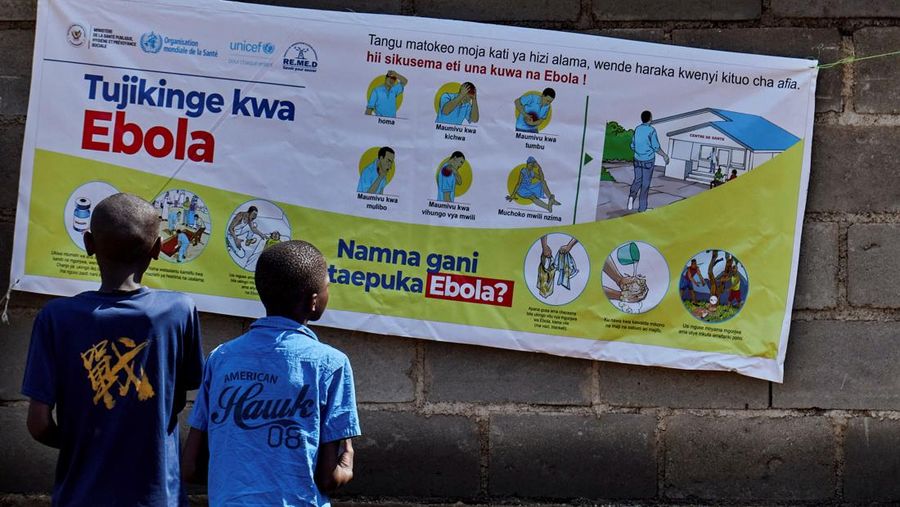 Petugas kesahatan dan pihak kepolisian meningkatkan upaya untuk menahan pandemi Ebola baru nan melibatkan strain Bundibugyo, di Bunia, provinsi Ituri, Republik Demokratik Kongo, Rabu (20/5/2026). (REUTERS/Gradel Muyisa Mumbere)