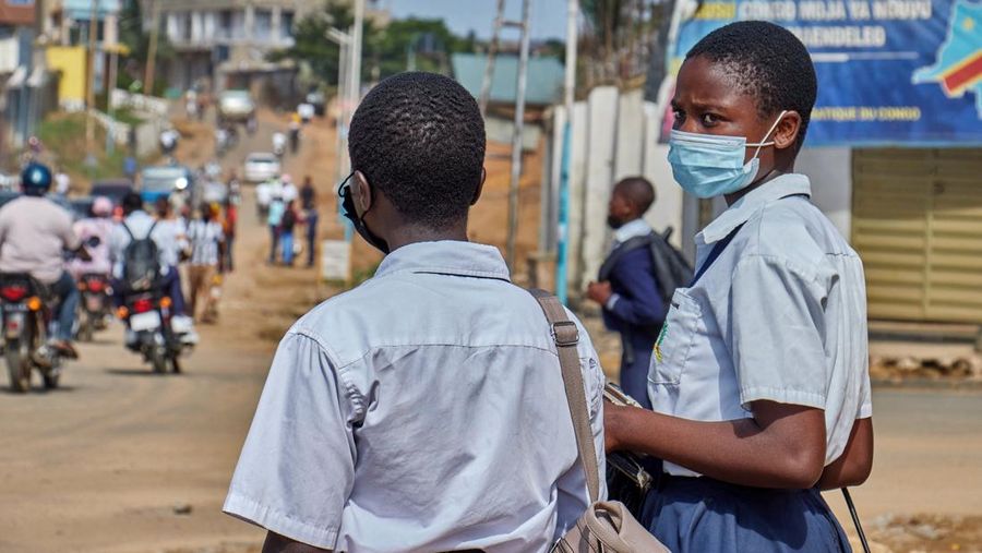 Petugas kesahatan dan pihak kepolisian meningkatkan upaya untuk menahan pandemi Ebola baru nan melibatkan strain Bundibugyo, di Bunia, provinsi Ituri, Republik Demokratik Kongo, Rabu (20/5/2026). (REUTERS/Gradel Muyisa Mumbere)