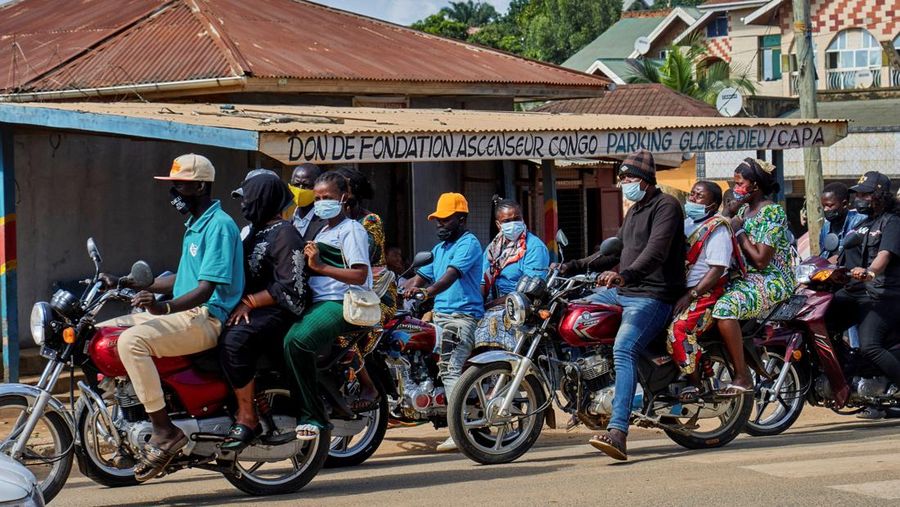 Petugas kesahatan dan pihak kepolisian meningkatkan upaya untuk menahan pandemi Ebola baru nan melibatkan strain Bundibugyo, di Bunia, provinsi Ituri, Republik Demokratik Kongo, Rabu (20/5/2026). (REUTERS/Gradel Muyisa Mumbere)