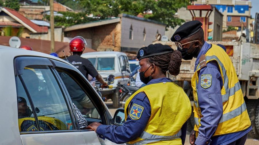 Petugas kesahatan dan pihak kepolisian meningkatkan upaya untuk menahan pandemi Ebola baru nan melibatkan strain Bundibugyo, di Bunia, provinsi Ituri, Republik Demokratik Kongo, Rabu (20/5/2026). (REUTERS/Gradel Muyisa Mumbere)