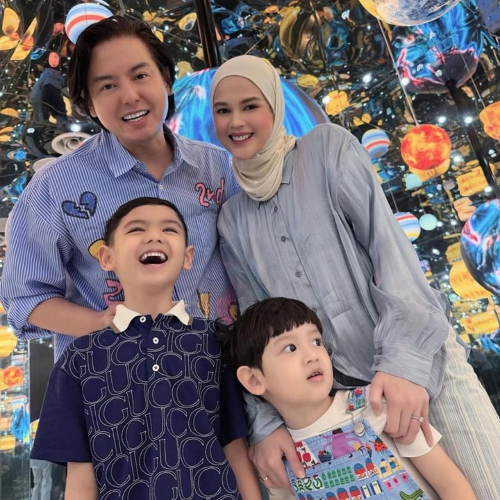 <p>Setelah resmi menikah dengan Roger Danuarta pada 17 Agustus 2019, aktris Cut Meyriska kini telah dikaruniai dua anak laki-laki yang tampan. Salah satu yang turut mencuri perhatian netizen adalah putra sulungnya, Shaquille Kaili Danuarta. (Foto: Instagram @cutratumeyriska)</p>