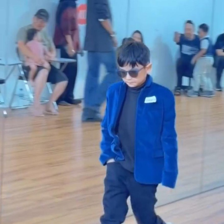 <p>Shaquille terlihat semakin percaya diri saat tampil sambil menunjukkan kemampuan <em>catwalk</em>-nya yang bergaya bak artis Korea. Melihat unggahan ini, banyak netizen yang memberikan pujian untuk Shaquille. "Semakin gede makin kelihatan gantengnya," kata akun Instagram <em>@bun***</em>. "Ganteng banget, buah jatuh sepohon-pohonnya ini," ungkap <em>@rin***</em>. "Oppa Korea banget wajahnya, ganteng Shaquille," tambah <em>@rie***</em>. (Foto: Instagram @cutratumeyriska)</p>