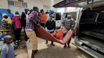 Kementerian Kesehatan Uganda melarang warga berjabat tangan dan berpelukan usai dua kasus Ebola terkonfirmasi di negara itu.