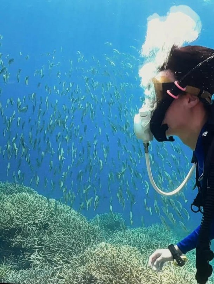 Sang aktor turut mengabadikan momennya saat mengenakan perlengkapan scuba diving di bawah laut. Ia tampak berpose dengan kawanan ikan kecil serta terumbu karang./ Foto: instagram.com/yooncy1