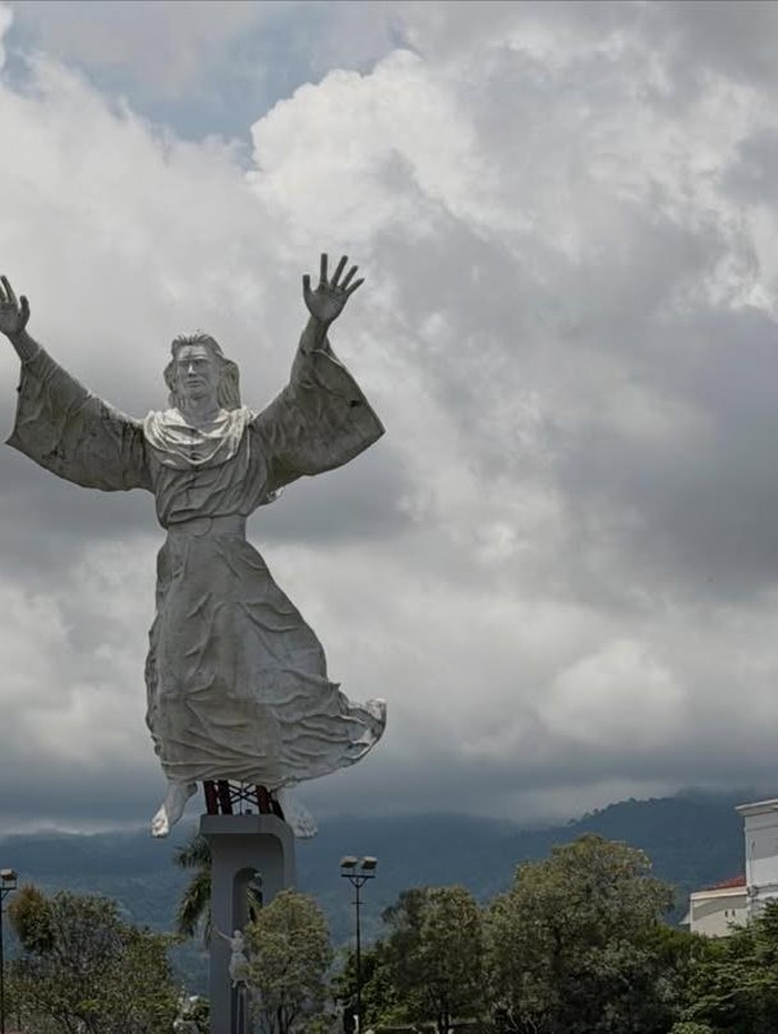Selain menjelajahi lautan yang jernih dan indah, pria kelahiran 2001 tersebut juga mengunjungi salah satu ikon religi megah di Manado yakni Monumen Yesus Memberkati./ Foto: instagram.com/yooncy1