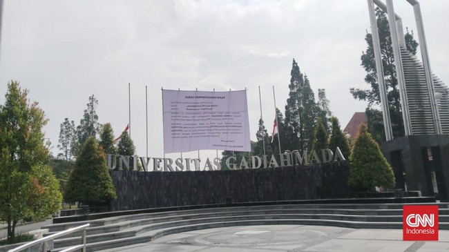 Sebuah spanduk bertuliskan 'Surat Permohonan Maaf' terpasang di depan gerbang masuk Universitas Gadjah Mada (UGM), Sleman, DIY, Kamis (21/5) pagi.
