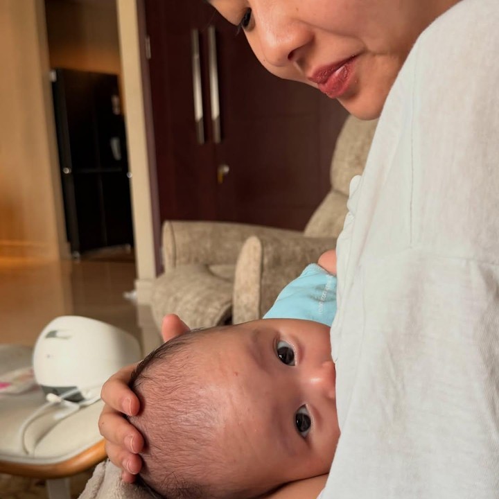 <p>&ldquo;Untuk semua ibu yang setiap hari doing their best for their baby dengan tidur seadanya, YOU&rsquo;RE DOING GREAT,&rdquo; tulisnya di Instagram. Sang bayi pun terlihat menggemaskan, dengan matanya yang mengintip lucu ke arah kamera. (Foto: Instagram @brandonsalim)</p>