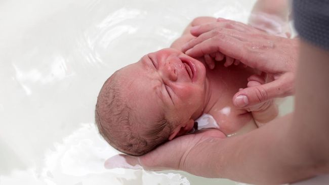Mengenal Metode Persalinan Hydrotherapy dan Perbedaannya dengan Waterbirth