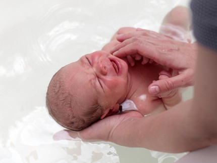 Mengenal Metode Persalinan Hydrotherapy dan Perbedaannya dengan Waterbirth