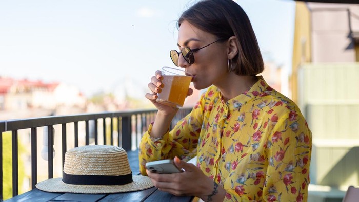 7 Ide Minuman Sehat untuk Menjaga Hidrasi saat Cuaca Panas