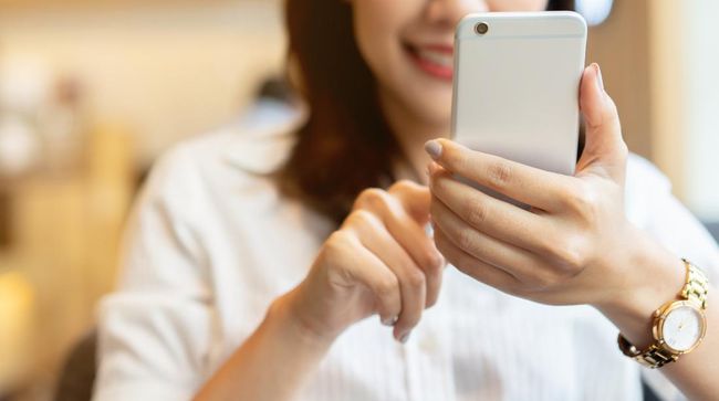 7 Kepribadian Orang yang Bicara Sambil Memeriksa HP, Tidak Menatap Lawan Bicara