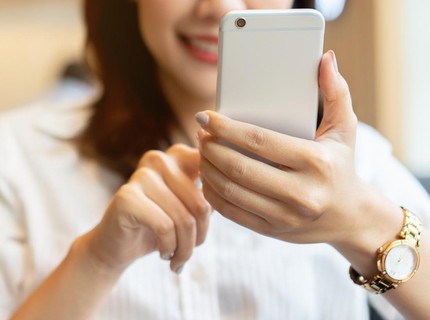 7 Kepribadian Orang yang Bicara Sambil Memeriksa HP, Tidak Menatap Lawan Bicara