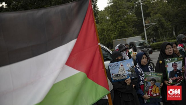 Aliansi kemanusiaan gelar aksi solidaritas untuk Palestina di depan Kedubes AS, Jakarta, Jumat (22/5/2026). (CNNIndonesia/Adi ibrahim)