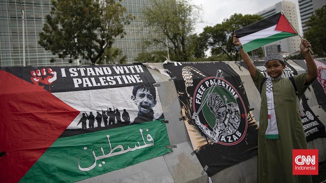 Aliansi kemanusiaan gelar aksi solidaritas untuk Palestina di depan Kedubes AS, Jakarta, Jumat (22/5/2026). (CNNIndonesia/Adi ibrahim)