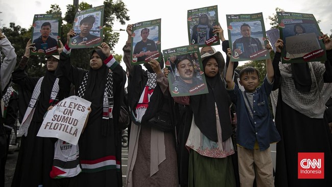 Aliansi kemanusiaan gelar aksi solidaritas untuk Palestina di depan Kedubes AS, Jakarta, Jumat (22/5/2026). (CNNIndonesia/Adi ibrahim)