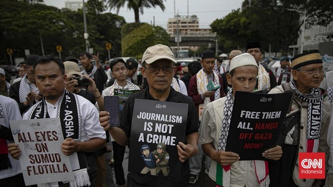 Aliansi kemanusiaan gelar aksi solidaritas untuk Palestina di depan Kedubes AS, Jakarta, Jumat (22/5/2026). (CNNIndonesia/Adi ibrahim)