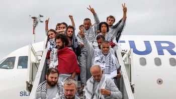 Activists from the Gaza-bound Global Sumud Flotilla, detained by Israeli forces after their vessels were intercepted in international waters in the Mediterranean, disembark a plane upon arrival at Istanbul Airport, Turkey, May 21, 2026. REUTERS/Murad