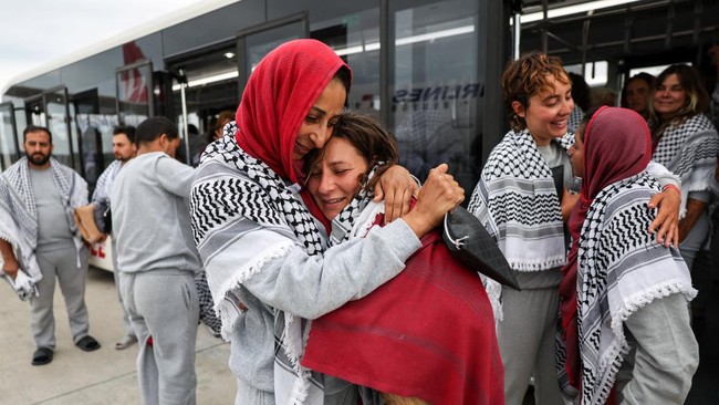 Activists from the Gaza-bound Global Sumud Flotilla, detained by Israeli forces after their vessels were intercepted in international waters in the Mediterranean, hug each other upon arrival at Istanbul Airport, Turkey, May 21, 2026. REUTERS/Murad Se