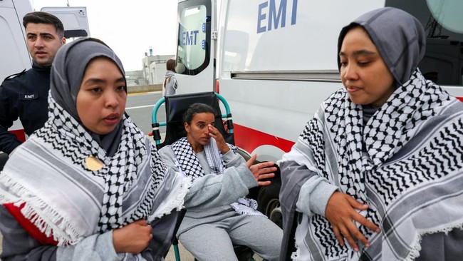 Injured French activist Baouya Malika from the Gaza-bound Global Sumud Flotilla, detained by Israeli forces after their vessels were intercepted in international waters in the Mediterranean, upon arrival at Istanbul Airport, Turkey, May 21, 2026. REU