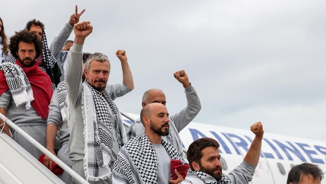 Activists from the Gaza-bound Global Sumud Flotilla, detained by Israeli forces after their vessels were intercepted in international waters in the Mediterranean, disembark a plane upon arrival at Istanbul Airport, Turkey, May 21, 2026. REUTERS/Murad