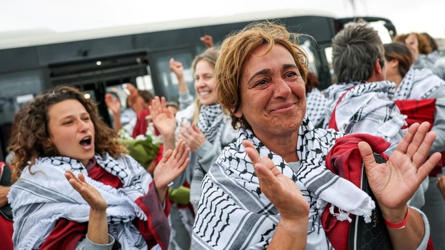 Activists from the Gaza-bound Global Sumud Flotilla, detained by Israeli forces after their vessels were intercepted in international waters in the Mediterranean, celebrate upon arrival at Istanbul Airport, Turkey, May 21, 2026. REUTERS/Murad Sezer