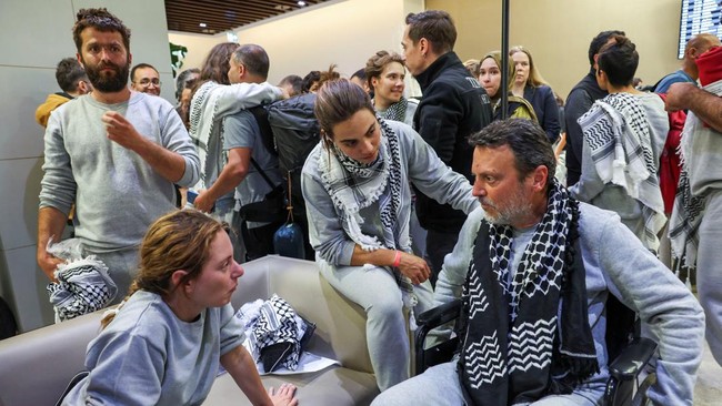 Greek activists from the Gaza-bound Global Sumud Flotilla, detained by Israeli forces after their vessels were intercepted in international waters in the Mediterranean, speak upon arrival at Istanbul Airport, Turkey, May 21, 2026. REUTERS/Murad Sezer