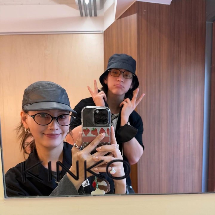 <p>Aktris senior cantik Kim Jae Kyung ternyata memiliki adik laki-laki yang juga berkarier di dunia musik, yakni Jaehyun dari band N.Flying. Keduanya sering memamerkan potret kebersamaan di tengah padatnya jadwal mereka. (Foto: Instagram @_kimjaekyung_)</p>