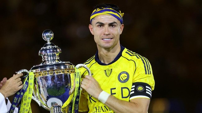 Nassr's Portuguese forward #07 Cristiano Ronaldo poses with the trophy after winning the Saudi Pro League title at the end of the football match against Damac at the Al-Awwal Park Stadium in Riyadh on May 21, 2026. (Photo by Fayez NURELDINE / AFP)