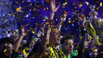 Nassr's Portuguese forward #07 Cristiano Ronaldo (C) along with teammates celebrate with the trophy after winning the Saudi Pro League title at the end of their football match against Damac at the Al-Awwal Park Stadium in Riyadh on May 21, 2026. (Pho