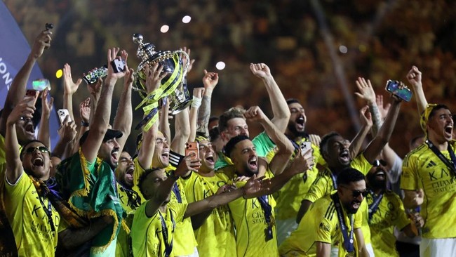 Nassr's players celebrate with the trophy after winning the Saudi Pro League title at the end of their football match against Damac at the Al-Awwal Park Stadium in Riyadh on May 21, 2026. (Photo by Fayez NURELDINE / AFP)