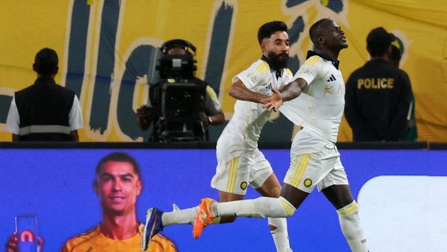 Nassr's Senegalese Forward #10 Sadio Mane (R) celebrates with his teammate Saudi defender #12 Nawaf Boushal after scoring his team's first goal during the Saudi Pro League football match between Al-Nassr and Damac at the Al-Awwal Park Stadium in Riya