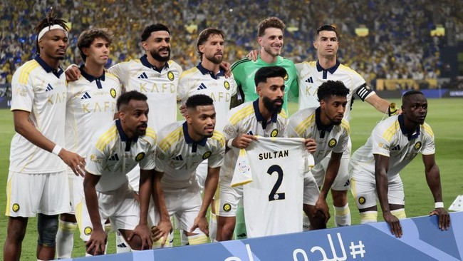 Nassr's team players pose for a group photo before the start of the Saudi Pro League football match between Al-Nassr and Damac at the Al-Awwal Park Stadium in Riyadh on May 21, 2026. (Photo by Fayez NURELDINE / AFP)
