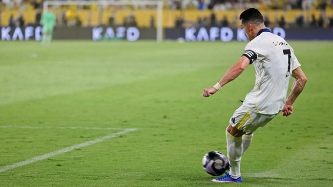 Nassr's Portuguese forward #07 Cristiano Ronaldo takes a free kick to score his team's third goal during the Saudi Pro League football match between Al-Nassr and Damac at the Al-Awwal Park Stadium in Riyadh on May 21, 2026. (Photo by Fayez NURELDINE 