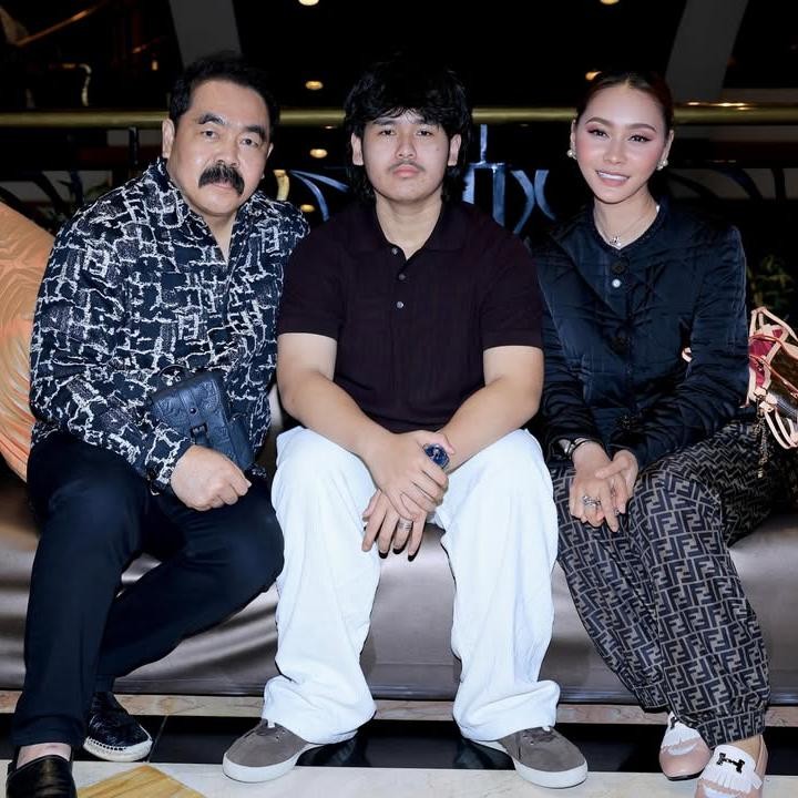 <p>Momen <em>sweet 17th</em> biasanya menjadi perayaan spesial bagi banyak anak muda. Namun, berbeda dengan kebanyakan anak seusianya, Yusuf Ivander Damares, putra Inul Daratista dan Adam Suseno, memilih merayakan ulang tahunnya secara sederhana. (Foto: Instagram @inul.d)</p>