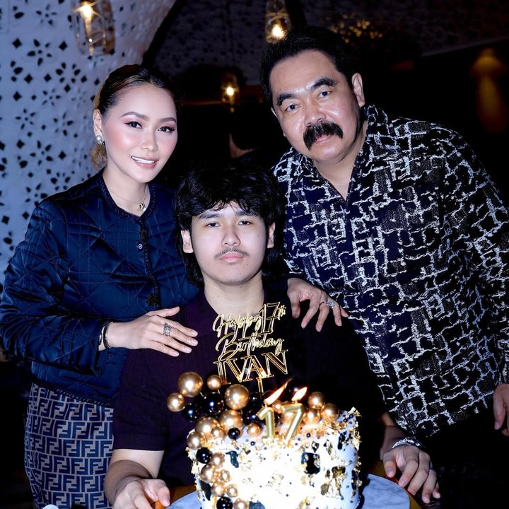 <p>Laki-laki yang akrab disapa Ivan itu baru saja bertambah usia yang ke-17 pada 19 Mei lalu. Ia memilih untuk merayakan hari spesialnya hanya dengan makan malam bersama keluarga dan teman-teman terdekatnya.&nbsp;(Foto: Instagram @inul.d)</p>