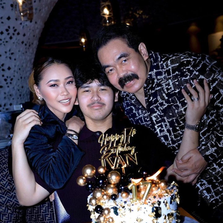 <p>Inul pun menambahkan guyonan bahwa keinginan putranya itu justru melindungi dompetnya, Bunda. &ldquo;Dengan memelas makan-makan aja deh sm keluarga. Mosok enggak mau kan mama papa pengen ngerayain. Okelah kalo begitu&hellip;maka cuma makan-makan doank, ya weslah&hellip;Alhamdulillah enggak jadi ngeluarin byk biaya !! hahahaha anak pinter,&rdquo; tuturnya.&nbsp;(Foto: Instagram @inul.d)</p>